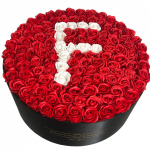 Aranjament floral personalizat cu litera, cutie rotunda neagra cu 125 trandafiri de sapun, F
