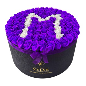 Aranjament floral personalizat cu litera, cutie rotunda neagra cu 151 trandafiri de sapun - Img 4