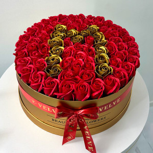 Aranjament floral personalizat cu litera M, in cutie rotunda aurie cu 75 trandafiri de sapun - Img 3