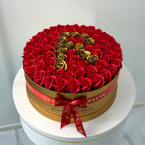 Aranjament floral personalizat cu litera R, in cutie rotunda aurie cu 75 trandafiri de sapun - Img 2