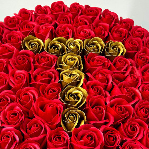 Aranjament floral personalizat cu litera T, in cutie rotunda aurie cu 75 trandafiri de sapun - Img 3