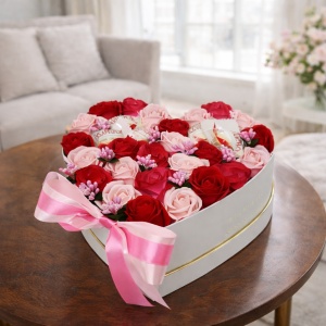 Aranjament floral personalizat, cutie alba in forma de inima cu trandafiri de sapun, rosu/roz