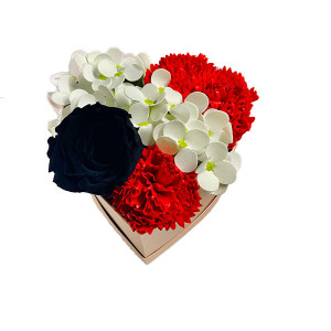 Aranjament Floral Pixie Pink cutie inima cu trandafir criogenat, cu decor de hortensii si garoafe de sapun Negru