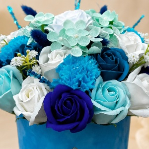 Aranjament floral premium in cutie de catifea bleu cu trandafiri, garoafe si hortensii de sapun - Img 3