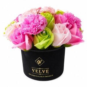 Aranjament floral premium in cutie de catifea neagra cu trandafiri, garoafe si flori de cires de sapun