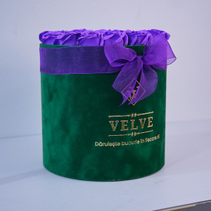 Aranjament floral Radiance, in cutie rotunda verde, cu 25 trandafiri mov din sapun