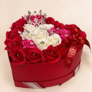 Aranjament floral Royal cu 25 trandafiri de sapun, coroana regala argintie si accesorii de lux, in cutie in forma de inima, Rosu-Roz-Alb - Img 5
