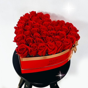 Aranjament floral Simply Roses cutie inima cu trandafiri sapun rosu inchis