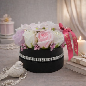 Aranjament floral Sisens, in cutie neagra cu strasuri, trandafiri si hortensii din sapun, Alb-Roz - Img 1