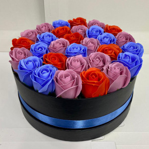 Aranjament floral Special Color cu 31 trandafiri sapun, blue-orange