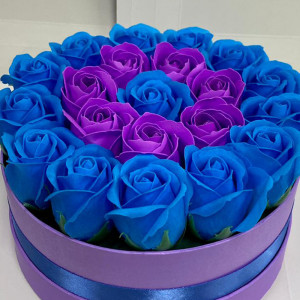 Aranjament floral Special Eternity in cutie rotunda cu 21 trandafiri sapun Bleu-mov