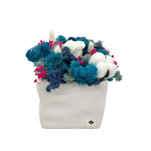 Aranjament floral Squerees, in vas patrat cu licheni stabilizati, lagurus si trandafir alb