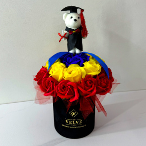 Aranjament floral Tricolor, drapelul Romaniei cu trandafiri din sapun, in cutie rotunda