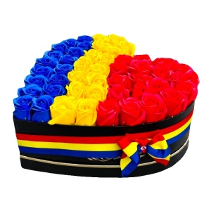 Aranjament floral Tricolor, in cutie neagra cu forma de inima, cu 43 trandafiri din sapun