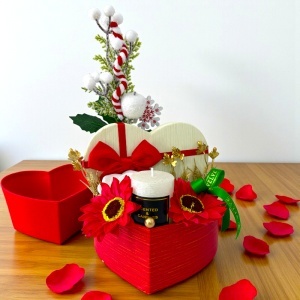 Aranjament Flower Heart Christmas, flori rosii si albe, crengute decorative si lumanare parfumata, in cutie inima rosie - Img 4