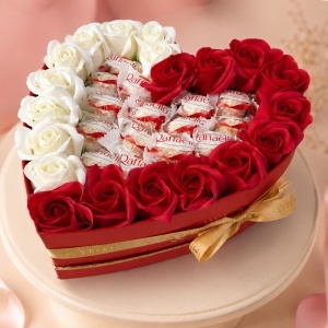 Aranjament premium in cutie inima Sweet Amore cu 23 trandafiri de sapun si 15 praline Raffaello - Img 3