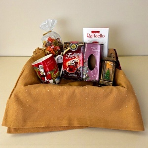 Boo Basket Family, cana si felinar cu tematica de Craciun, praline Raffaello, flori uscate parfumate, cafea Fortuna si esarfa dama Cashmere Sparkle - Img 3