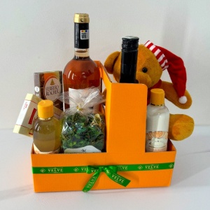 Pachet Orange cu ursulet de plus 20cm, sticla de vin Crama Ceptura 750ml, crema de whiskey Angelli 500ml, plante decorative parfumate, ciocolata Raffaelo, ciocolata Ferrero Rocher, gel de dus 250ml, lotiune de corp 250 ml, crema de maini 50ml- Vivian Gray