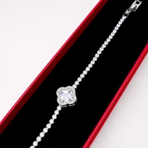 Bratara eleganta tip Tennis cu pandantiv trifoi si cristale zirconia, in cutie cadou, Argintiu - Img 3