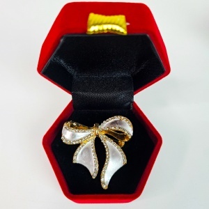 Brosa martisor tip funda, in cutie eleganta, argintiu - Img 4