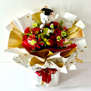 Buchet floral pentru absolvire, cu trandafiri, camelie si plante artificiale,  rosu inchis