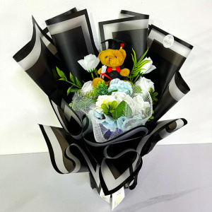 Aranjament floral pentru absolvire, in cutie patrata cu trandafiri, flori de mac si plate artificiale, Alb