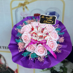 Buchet cadou Delice, cu 8 praline Raffaello, 9 trandafiri de sapun și broom natural criogenat
