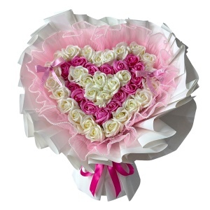 Buchet floral Amore in forma de inima cu trandafiri de sapun si tull cu perlute, inaltime 45 cm, Alb - Roz