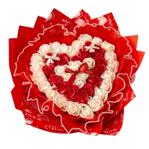 Buchet floral Amore in forma de inima cu trandafiri de sapun si tull cu perlute, inaltime 45 cm, Alb - Rosu