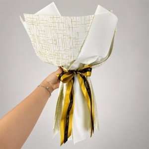 Buchet floral Black & Gold cu 21 trandafiri negri si aurii, decorati cu sclipici, inaltime 50 cm - Img 6