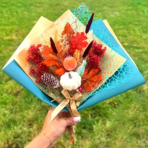 Buchet floral de toamna Amber Dream, cu broom si langurus  criogenat si detalii tematice, dovleci, ghinde, ciupercute