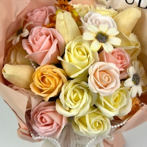 Buchet floral Eternal din flori artizanale, trandafiri si lalele de sapun, 22x30 cm, Crem - Img 5