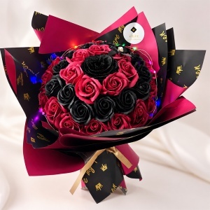 Buchet floral gigant Royal Velvet cu trandafiri de sapun si sclipici, inaltime 45cm, LED inclus, Negru - Bordo