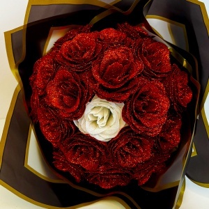Buchet floral Glitter Red Roses cu 21 trandafiri rosii decorativi premium, 37 cm - Img 5