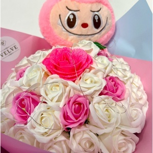 Buchet floral premium cu 35 trandafiri de sapun, iepuras plus in stil Labubu si LED, alb roz, 50x30 cm - Img 5