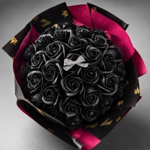 Buchet floral premium cu 35 trandafiri negri de sapun, funda cu strasuri, in ambalaj elegant, inaltime 37 cm - Img 2