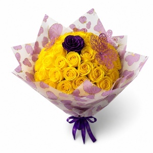 Buchet floral premium cu 51 trandafiri de sapun, fluturi decorativi si accente glitter, inaltime 45 cm, Galben - Mov