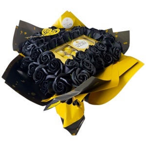 Buchet floral premium Heart Black in forma de inima cu 51 trandafiri de sapun si bomboane Ferrero Rocher, 45 cm