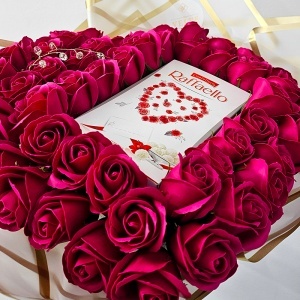 Buchet floral premium Heart Fucsia in forma de inima cu 51 trandafiri de sapun si bomboane Raffaello, 40 cm - Img 6