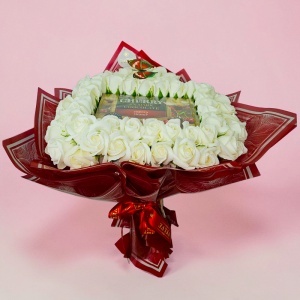 Buchet floral premium Heart White in forma de inima cu 61 trandafiri de sapun si bomboane Cherry in Dark Chocolate, 50 cm - Img 7