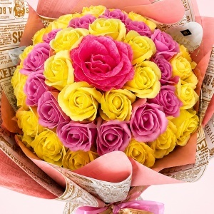 Buchet floral Royal cu trandafiri de sapun si sclipici, inaltime 45cm, LED inclus, Roz-Galben - Img 2