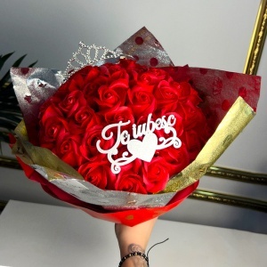 Buchet floral Royal Love cu 51 trandafiri de sapun, coronita decorativa si topper "Te iubesc", Rosu - Img 2