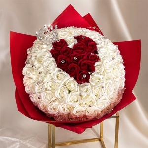 Buchet floral Royal White cu 101 trandafiri de sapun si accesorii decorative, 40 cm - Img 3