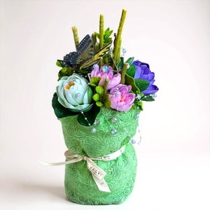 Buchet floral Symphony cu nuferi din sapun si artizanali, plante verzi decorative, cristale si sirag cu perle, Verde-Mov - Img 4