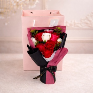 Buchet floral Tweety, cu trandafiri din sapun, dalie si plante artizanale, Rosu