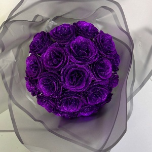 Buchet Glitter Roses cu 19 trandafiri mov decorativi, buchet premium ambalat elegant, 40 cm - Img 4