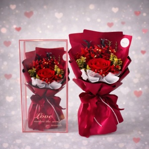 Buchet Love, trandafir din sapun, lagurus si gypsophila naturale criogenate, plante verzi artizanale, in cutie cu toarte, Rosu