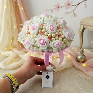 Buchet mireasa elegant Royal Blush cu trandafiri, perle si cristale roz, 25x20 cm - Img 4