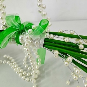 Buchet mireasa tip poseta Pearl Grace cu cale albe si maner din perle, elegant si modern - Img 7