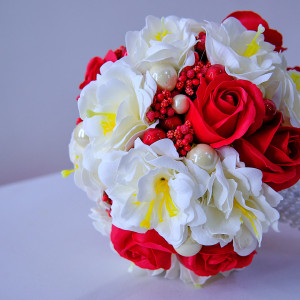 Buchet Mireasa, trandafiri, anemone, stamine si accesorii, alb - rosu